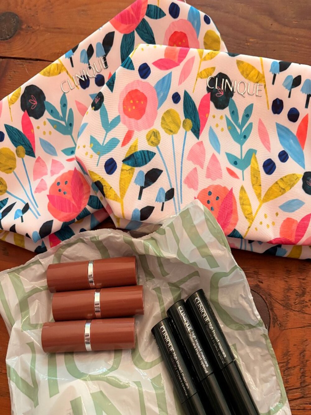 CLINIQUE 3 BARE POP LIPSTICKS & 3 BLACK HIGH-IMPACT MASCARAS -2 MAKEUP BAGS NWT - Picture 2 of 3